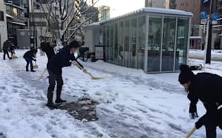 防災要員による雪かきの様子（1月、新虎通り）