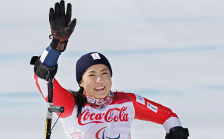 平昌冬季パラリンピックのアルペンスキー女子滑降座位で銀メダルを獲得し、笑顔で歓声に応える村岡桃佳(10日、平昌)=共同 平昌冬季パラリンピックのアルペンスキー女子滑降座位で銀メダルを獲得し、笑顔で歓声に応える村岡桃佳(10日、平昌)=共同