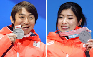 平昌冬季パラリンピック・アルペン滑降座位のメダル授与式で、それぞれ獲得した銀メダルを手に笑顔を見せる男子の森井大輝(左)と女子の村岡桃佳(10日、平昌)=共同 平昌冬季パラリンピック・アルペン滑降座位のメダル授与式で、それぞれ獲得した銀メダルを手に笑顔を見せる男子の森井大輝(左)と女子の村岡桃佳(10日、平昌)=共同