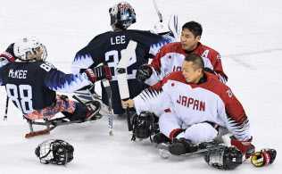 試合終了後、米国選手とタッチを交わすGK福島(右手前)と熊谷(11日、江陵)=共同 試合終了後、米国選手とタッチを交わすGK福島(右手前)と熊谷(11日、江陵)=共同