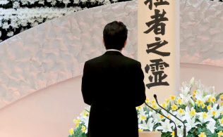 政府主催の追悼式で、祭壇に向かい式辞を述べる安倍首相(11日午後)=共同 政府主催の追悼式で、祭壇に向かい式辞を述べる安倍首相(11日午後)=共同