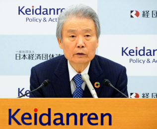 記者会見する経団連の榊原会長(12日) 記者会見する経団連の榊原会長(12日)