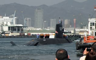 神戸造船所を出港する潜水艦「せいりゅう」（12日、神戸市）