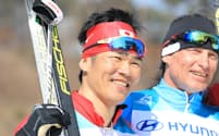 男子スプリント・クラシカル立位で銀メダルを獲得し笑顔の新田(左)=横沢太郎撮影