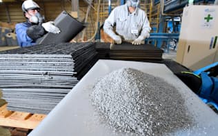 塩化ビニール樹脂を使用済みカーペットから再生する事業を手掛けるリファインバース（千葉県富津市のイノベーションセンター）