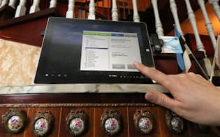 タブレット端末を使い簡単な操作で電子投票ができる（東京都港区のエストニア共和国大使館）=三村幸作撮影