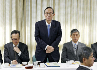 自民党憲法改正推進本部の執行役員会であいさつする細田博之本部長(中央)=14日午前、東京・永田町の党本部 自民党憲法改正推進本部の執行役員会であいさつする細田博之本部長(中央)=14日午前、東京・永田町の党本部
