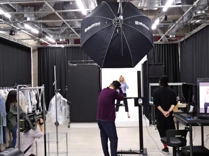 アマゾン ファッション 撮影スタジオを初公開 日本経済新聞