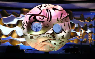 地下展示室にある「地底の太陽」。金色の表面は反射具合の検討を重ね、万博当時の展示をモチーフにした映像などが投映される