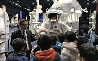 「宇宙ミッション体験」は宇宙航空研究開発機構（JAXA）の施設で本格的な模擬訓練を体験する（茨城県つくば市の筑波宇宙センター）
