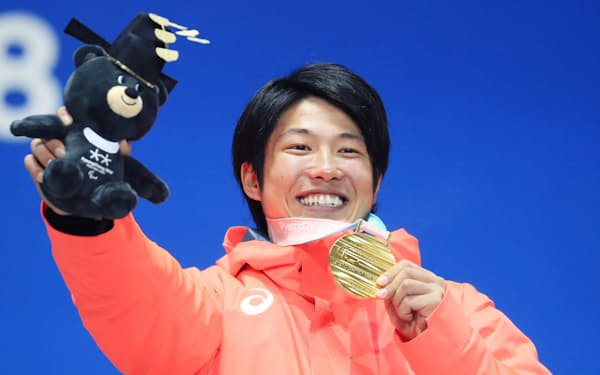 表彰式で金メダルを手に笑顔の成田緑夢選手(16日、平昌)=横沢太郎撮影