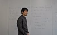 AIの機械学習の理論の数式を説明する中島寛人・上席研究員