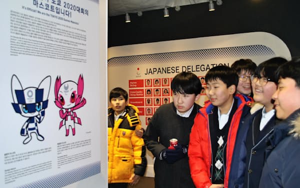ジャパンハウスで東京大会のマスコットを見る韓国人の子供たち(江陵)=西城彰子撮影