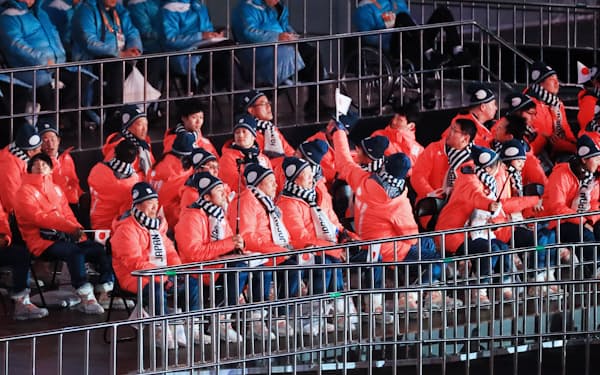 閉会式の開始を待つ日本選手団(18日午後、平昌五輪スタジアム)=横沢太郎撮影