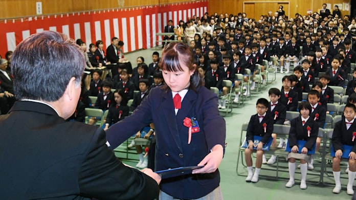 6年間の思い出いっぱい 大阪市の小学校で卒業式 日本経済新聞