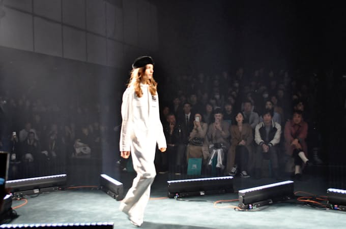 新顔ブランド アマゾンの 東京コレクション 開幕 日本経済新聞