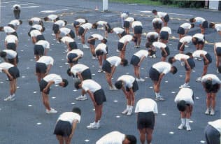 故郷に向かって敬礼するのも日課だった(松下幸之助商学院の朝礼=滋賀県草津市) 故郷に向かって敬礼するのも日課だった(松下幸之助商学院の朝礼=滋賀県草津市)