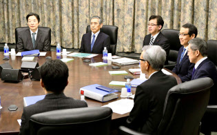 9日の金融政策決定会合(日銀本店)=共同 9日の金融政策決定会合(日銀本店)=共同
