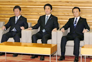 閣議に臨む(左から)茂木経済再生相、安倍首相、麻生財務相(23日午前、首相官邸)=共同 閣議に臨む(左から)茂木経済再生相、安倍首相、麻生財務相(23日午前、首相官邸)=共同