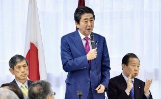 自民党の全国幹事長会議であいさつする安倍首相(24日午後、東京・永田町の党本部)=共同 自民党の全国幹事長会議であいさつする安倍首相(24日午後、東京・永田町の党本部)=共同