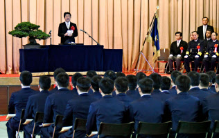 海上保安大学校の卒業式に出席し、祝辞を述べる安倍首相(24日午前、広島県呉市)=共同 海上保安大学校の卒業式に出席し、祝辞を述べる安倍首相(24日午前、広島県呉市)=共同