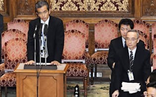 参院予算委で答弁する財務省の矢野康治官房長。右は太田充理財局長（26日午前）=共同