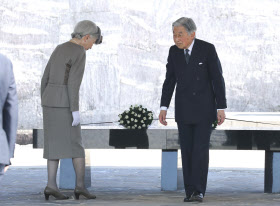 両陛下 戦没者墓苑で供花 沖縄11回目訪問 日本経済新聞 両陛下 戦没者墓苑で供花 沖縄11回目訪問 日本経済新聞