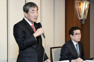 カルビーの会長兼CEOを退任すると発表した松本晃氏（左）と伊藤秀二社長（2018年3月27日、東京都千代田区）