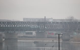 金正恩委員長を乗せたとみられる車両が橋を渡って北朝鮮側（右側）に入った（28日午前、遼寧省丹東で）