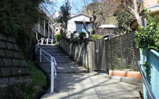 神奈川県横須賀市の稲荷谷戸地区では急坂が続き、細い路地が入り組む（22日）