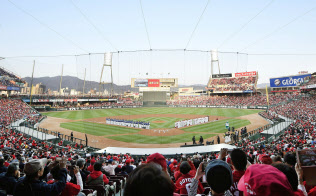 プロ野球が開幕し、広島―中日戦を観戦するファンで埋め尽くされたマツダスタジアム(30日、広島市)=共同 プロ野球が開幕し、広島―中日戦を観戦するファンで埋め尽くされたマツダスタジアム(30日、広島市)=共同