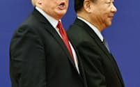 　首脳会談後の調印式を終え、引き揚げるトランプ米大統領（左）と中国の習近平国家主席（2017年11月、北京の人民大会堂）=共同