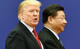 首脳会談後の調印式を終え、引き揚げるトランプ米大統領（左）と中国の習近平国家主席（2017年11月、北京の人民大会堂）=共同