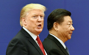 首脳会談後の調印式を終え、引き揚げるトランプ米大統領(左)と中国の習近平国家主席(2017年11月、北京の人民大会堂)=共同 首脳会談後の調印式を終え、引き揚げるトランプ米大統領(左)と中国の習近平国家主席(2017年11月、北京の人民大会堂)=共同