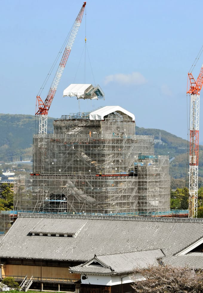 熊本城大天守の瓦お目見え 外観修復へ仮設屋根解体 日本経済新聞