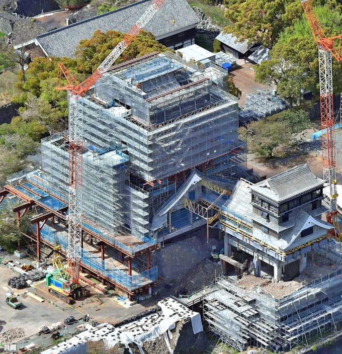 熊本城大天守の瓦お目見え 外観修復へ仮設屋根解体 日本経済新聞