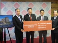 4日、ホテル名を「ザ・シロヤマテラス津山別邸」と発表したホテルニューアワジの木下学社長(右から2人目)=岡山県津山市 4日、ホテル名を「ザ・シロヤマテラス津山別邸」と発表したホテルニューアワジの木下学社長(右から2人目)=岡山県津山市