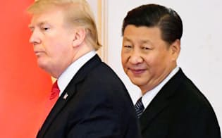 2017年11月、北京で共同記者発表に臨むトランプ米大統領（左）と中国の習近平国家主席=共同