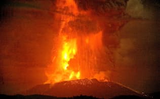 爆発的噴火を起こした霧島連山・新燃岳（5日午前3時47分、鹿児島県霧島市から）=共同