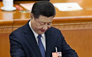 全人代で憲法改正案への投票をする習近平国家主席=3月11日、北京の人民大会堂(共同) 全人代で憲法改正案への投票をする習近平国家主席=3月11日、北京の人民大会堂(共同)
