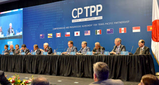TPP11は日本が主導して署名にこぎつけた。(3月の署名式後の共同記者会見)=共同 TPP11は日本が主導して署名にこぎつけた。(3月の署名式後の共同記者会見)=共同
