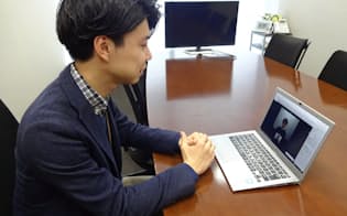 オンライン面接をするセプテーニ・ホールディングスの採用担当者（3月20日、東京都新宿区）