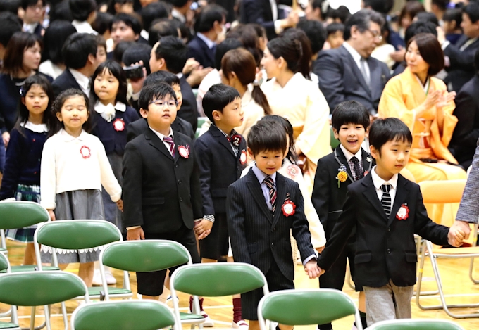 名古屋の小学校で入学式 希望を胸に新1年生が出席 日本経済新聞