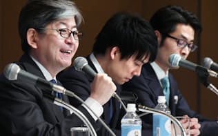 記者会見する（左から）マネックスグループの松本大社長、コインチェックの和田晃一良社長、大塚雄介取締役（6日午後、東京都港区）