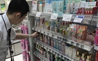 店頭では男性の臭いケア商品が増えている（東京都新宿区のアインズ&トルペ新宿東口店）