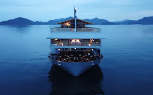 愛媛県今治市の大三島沖に停泊する小型豪華客船「ガンツウ」=浦田晃之介撮影