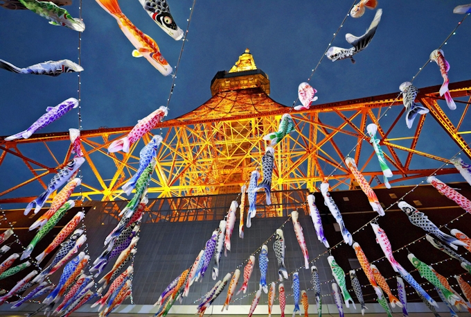 333匹のこいのぼり 東京タワーで泳ぐ 日本経済新聞