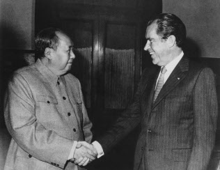1972年、訪中したニクソン大統領と会談する毛沢東主席=AP 1972年、訪中したニクソン大統領と会談する毛沢東主席=AP