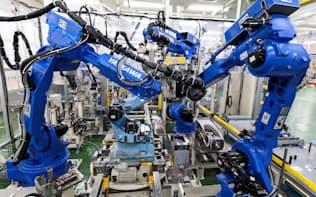 開発拠点ではロボット製品の量産ラインも試作する（北九州市の本社ロボット工場）