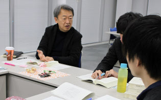 「近現代の日本史を学ぶ機会がなくて……」。池上教授(左)と教え子らは読書会を自主的に開いて現代社会への理解を深めている(都内、3月)=東工大 「近現代の日本史を学ぶ機会がなくて……」。池上教授(左)と教え子らは読書会を自主的に開いて現代社会への理解を深めている(都内、3月)=東工大